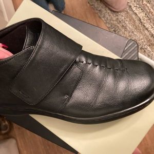 Cute Naturalizer black leather loafers size 10 new velcro